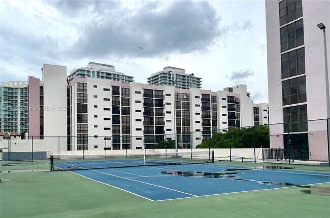 Foto del edificio - 17021 N Bay Rd