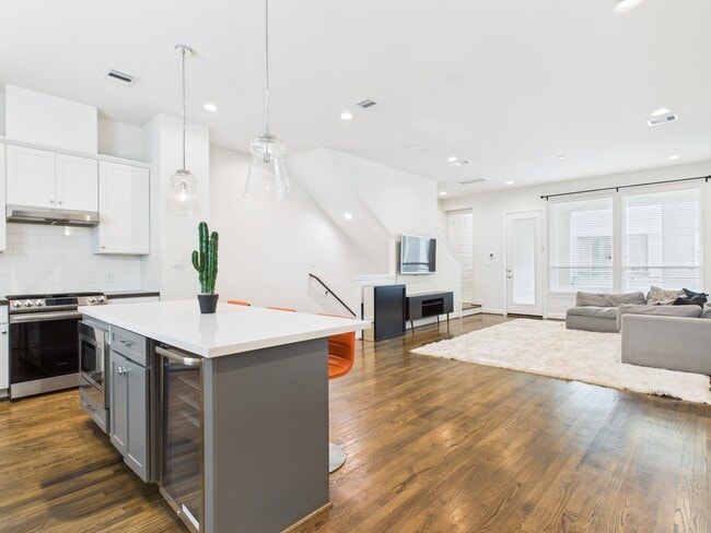 Building Photo - 2761 Clinton Dr