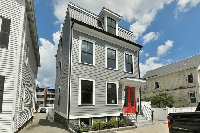 Building Photo - 556 E 7th St