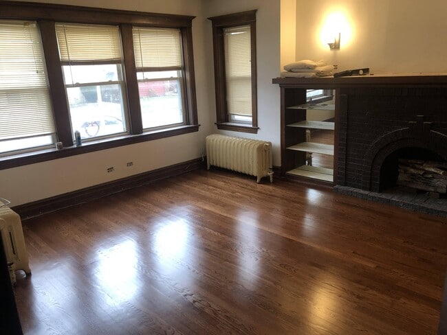 Living Room - 3636 N Troy St