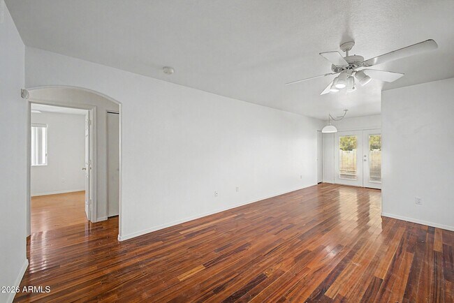 Foto del edificio - 1830 N Center Ave