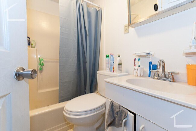 Foto del edificio - 2BR 1Bth unit. Heat/Hot Water included. Walk to T.