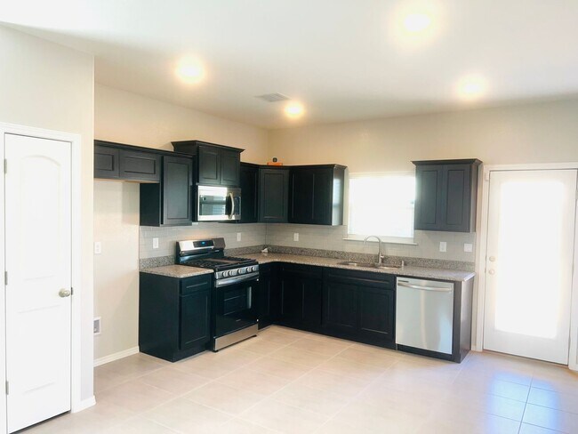 Building Photo - Charming 3 bedroom, 2 bath home in East El...