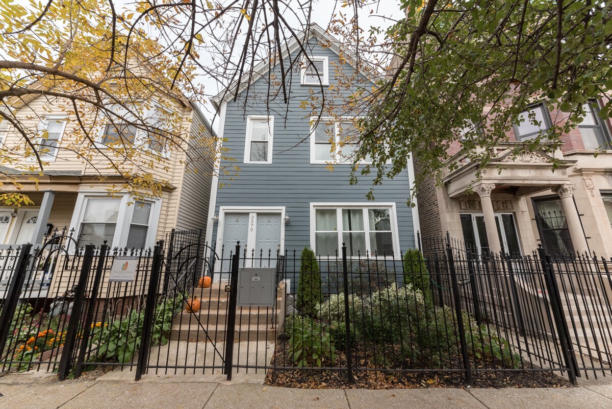 Primary Photo - 3570 W Dickens Ave