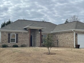 Building Photo - 1012 Briarwood Dr