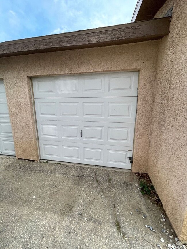 Building Photo - 15268 Sequoia St