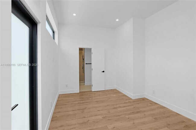 Foto del edificio - 7801 Byron Ave