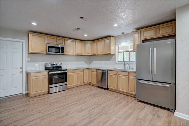 Foto del edificio - 4811 Holly Ln E