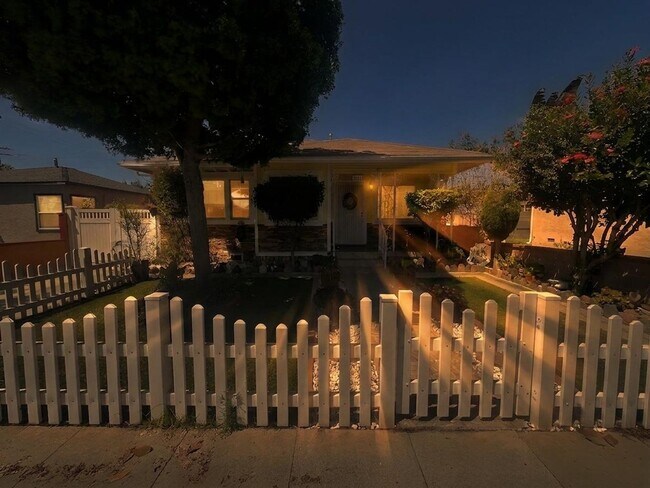 Foto del edificio - Charming 3 Bedroom 2 Bathroom, Long Beach Home for Lease!