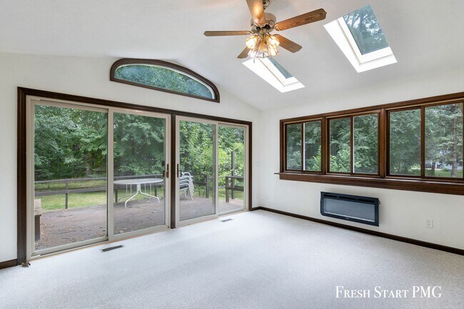 Foto del edificio - Charming 3-Bedroom Home in Walker – Conven...
