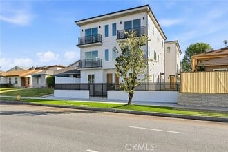 Building Photo - 6556 Balboa Blvd