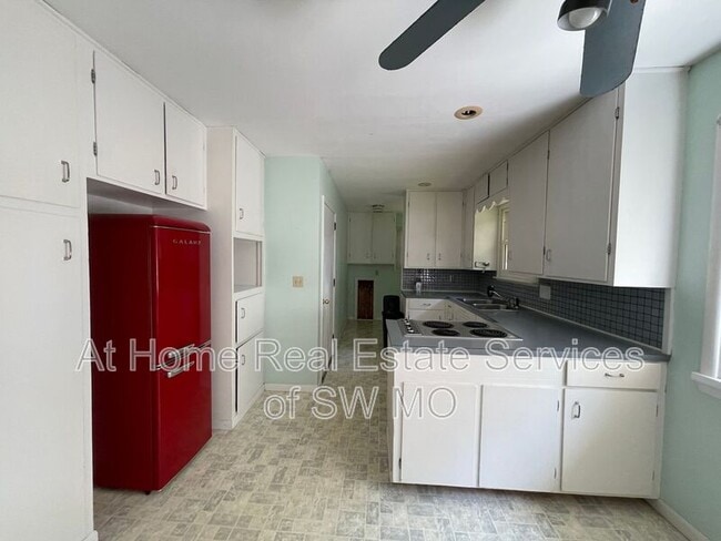 Building Photo - 2702 E Linwood St