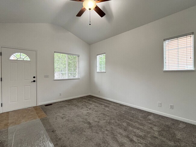 Building Photo - Beautiful Draper Townhome at Bella Monte!