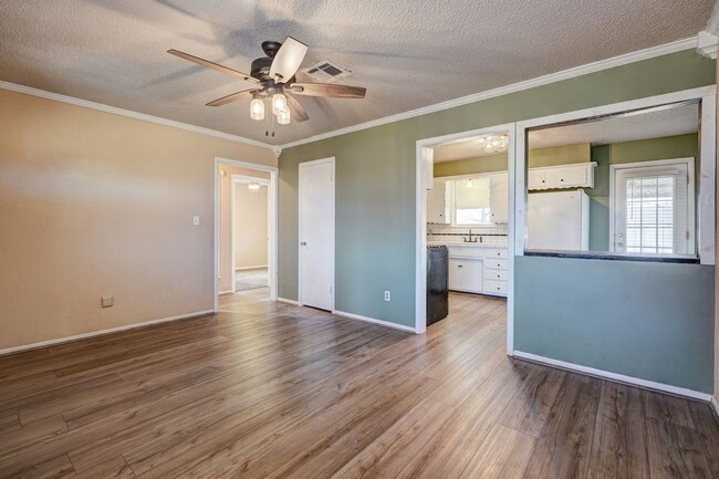 Photo - Charming 3 Bed 2 Bath  - Moore, OK House