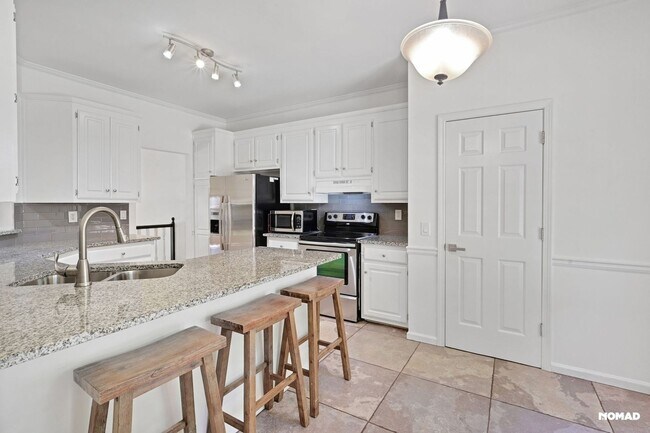 Building Photo - 875 Secret Cove Dr NE