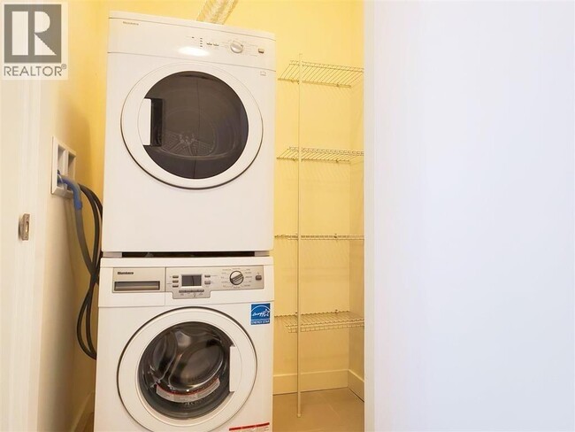 Photo du bâtiment - 8850 University Crescent