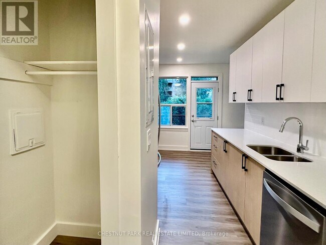 Building Photo - 11 Wingreen Ct