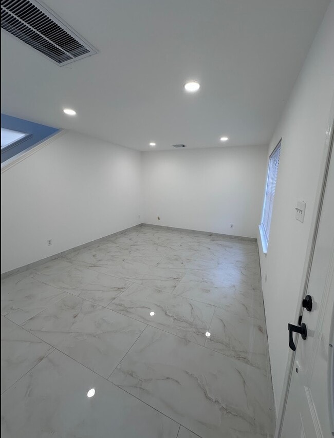 Foto del edificio - 9611 Rads Point