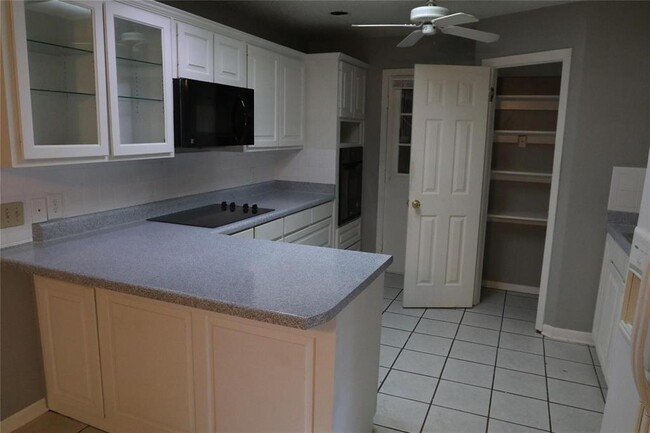 Building Photo - 511 Temple Dr
