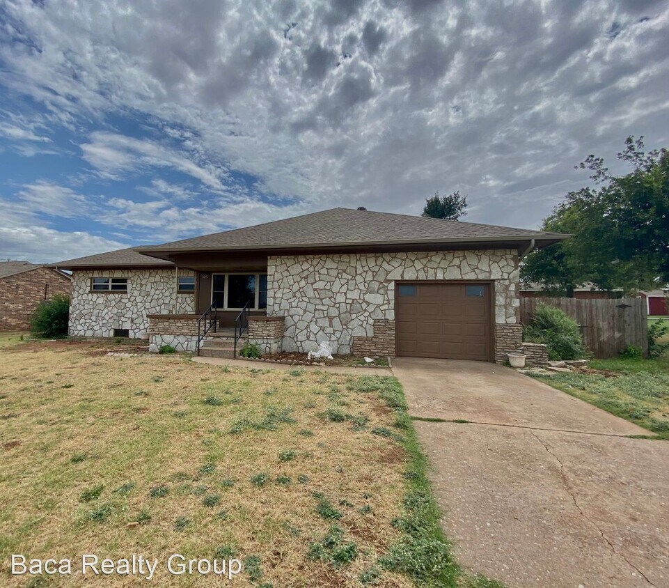 Primary Photo - 3 br, 1 bath House - 325 Memorial Dr.