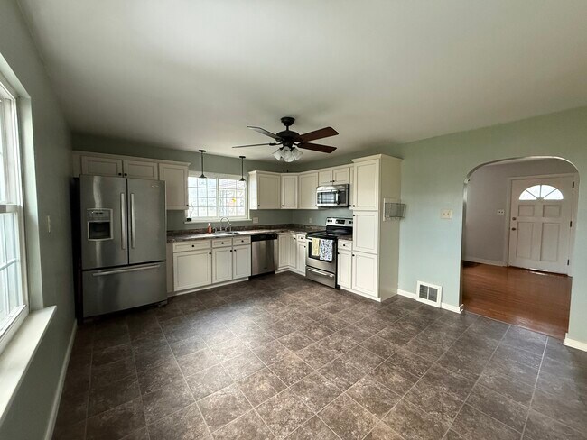 Building Photo - 701 W Oak St