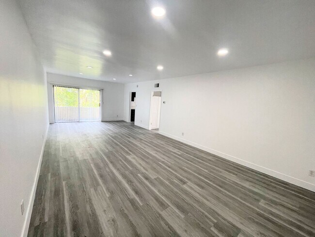 Foto del edificio - 1bd/1ba, Gorgeous, private unit with balcony, with parking in Sherman Oaks!