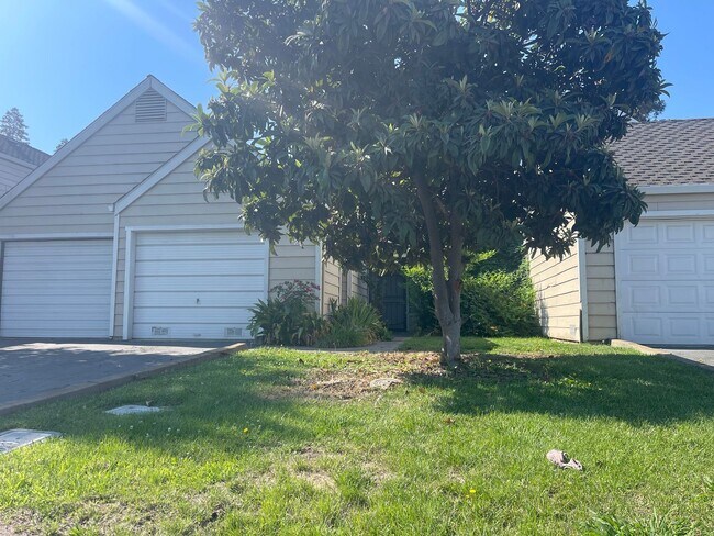 Foto del edificio - 2br/2ba condo with attached garage