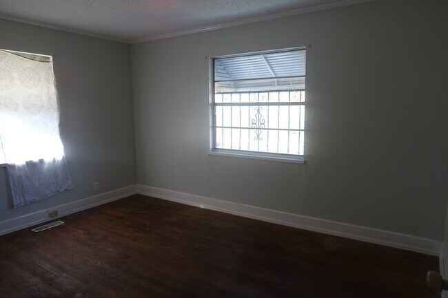 Foto del edificio - 716 Robin Rd