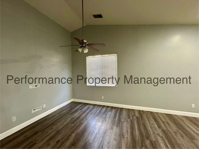 Foto del edificio - Stunning 4 Bed/2 Bath in SW Bakersfield w/...