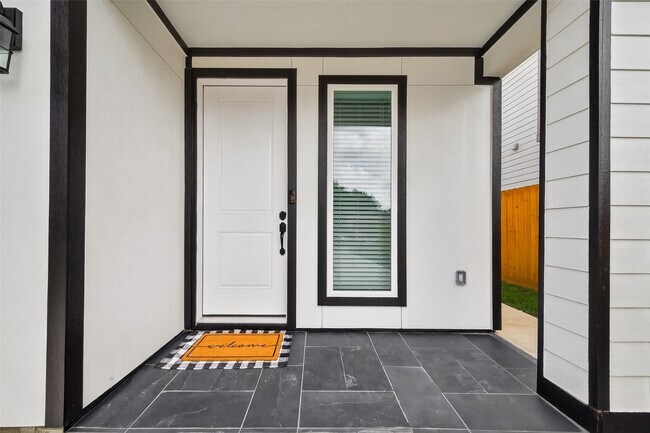 Building Photo - 5027 Willow Glen Dr