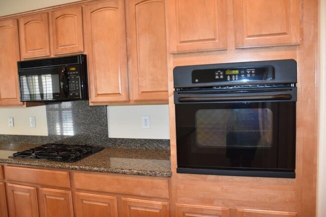 Building Photo - Gorgeous 2 Bedroom + Den Columbia in Sun C...