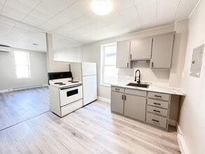 Building Photo - 140 Adelaide St