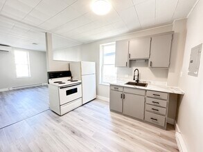 Building Photo - 140 Adelaide St