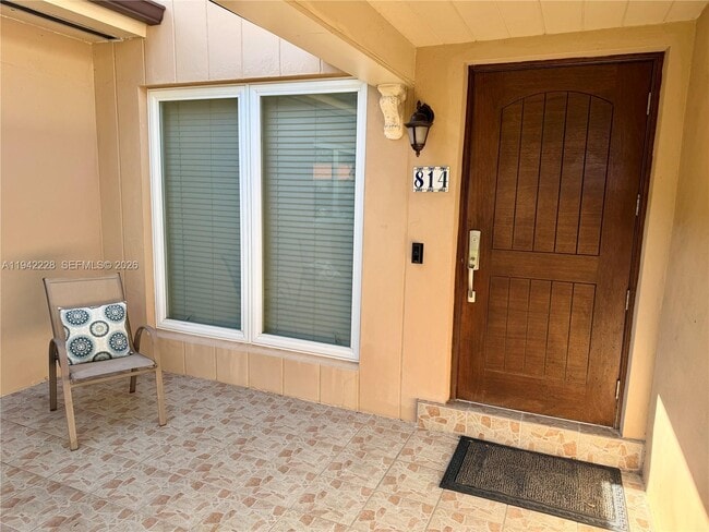 Foto del edificio - 814 Capri St