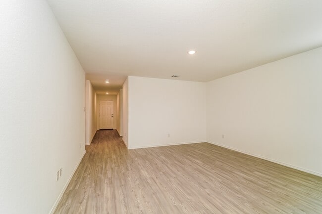 Foto del edificio - 5931 Sunset Song Ln