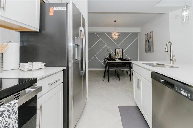 Building Photo - 15285 Green Acre Avenue Unit 418