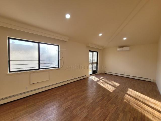 Foto del edificio - 4 bedroom in ASTORIA NY 11102