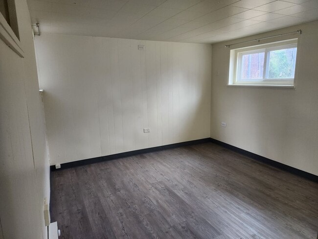 Building Photo - Updated Apartment