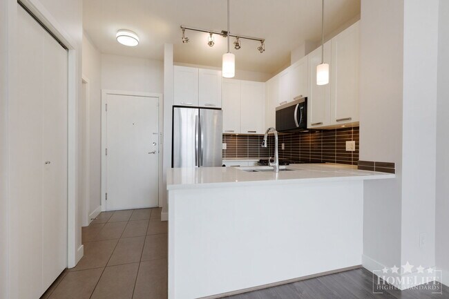 Photo du bâtiment - Beautiful 1 Bedroom Top-Floor Condo with Soaring 11-Foot Ceilings in Guildford