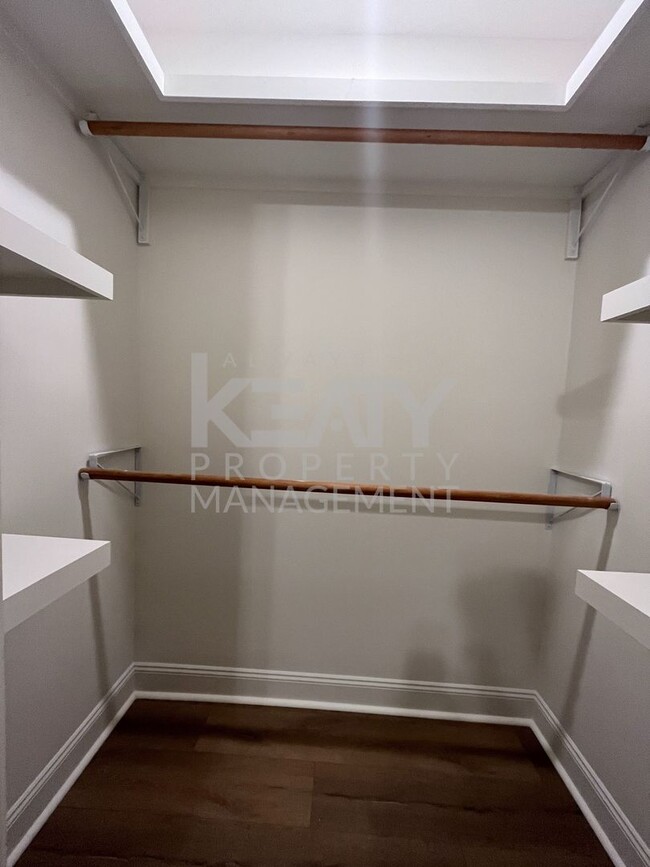 Foto del edificio - Four bedroom, Two Bathroom home NOW Availa...