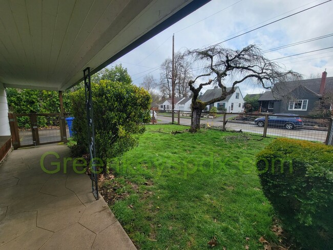 Building Photo - Beautiful 2 Bedroom 1 Bath House with Atta...