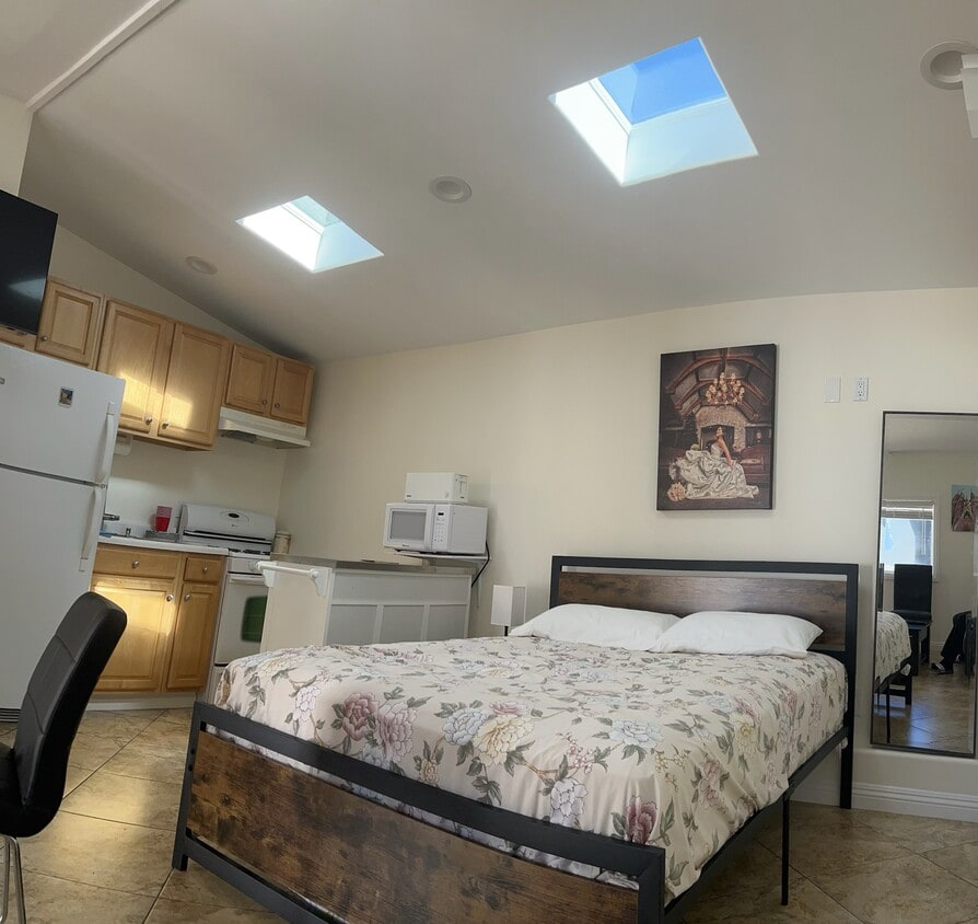 Building Photo - 741 W Dryden St