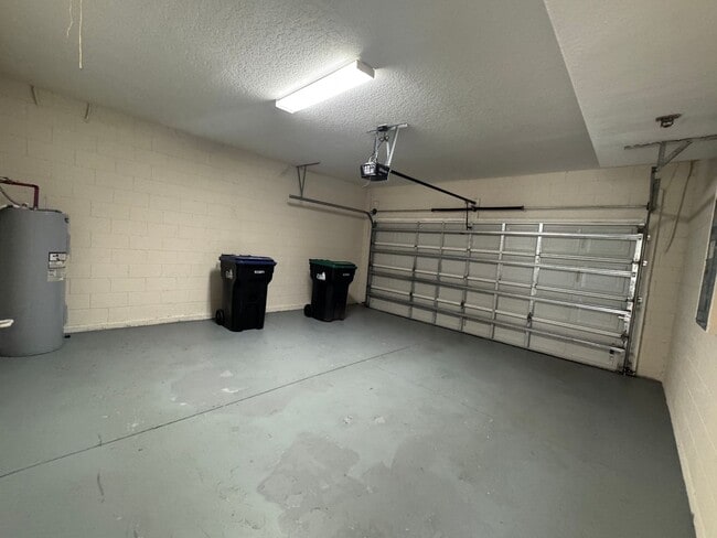 Photo - Spacious house with 6 bedrooms and 4.5 bathrooms to call home