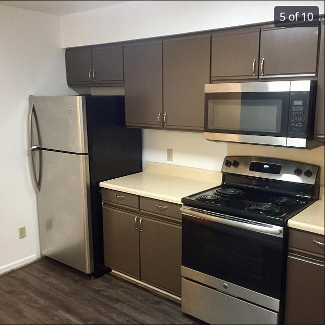 Foto del edificio - 5615 Baronswood Cir