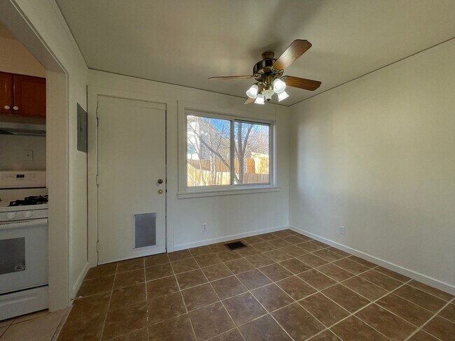 Foto del edificio - 3BR/1BA unit less than 3 mi from LANL and downtown! (4477 Yucca Unit B)