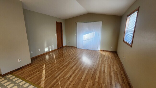 Foto del edificio - 2 Bed, 1 Bath Home with 2 Car Garage, Secl...