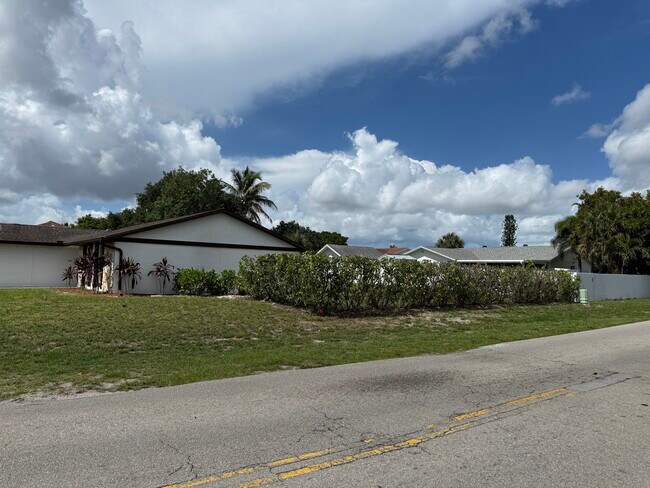 Foto del edificio - 1701 41st Ter SW
