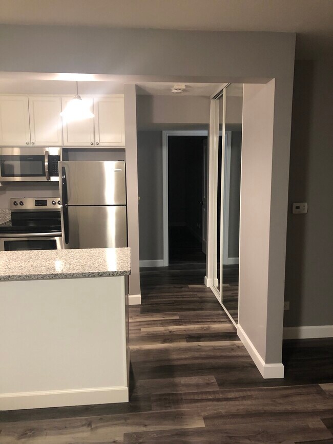 Foto del edificio - 5512 E Lake Dr