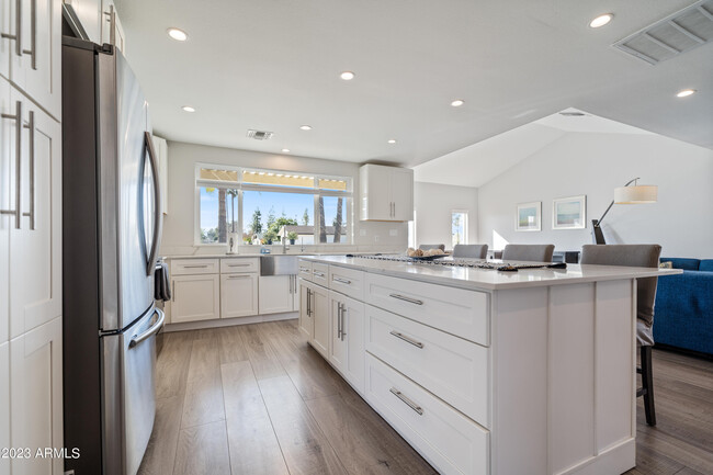 Foto del edificio - 4910 E Charter Oak Rd