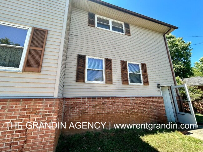 Building Photo - 5335 Carolyn Cir